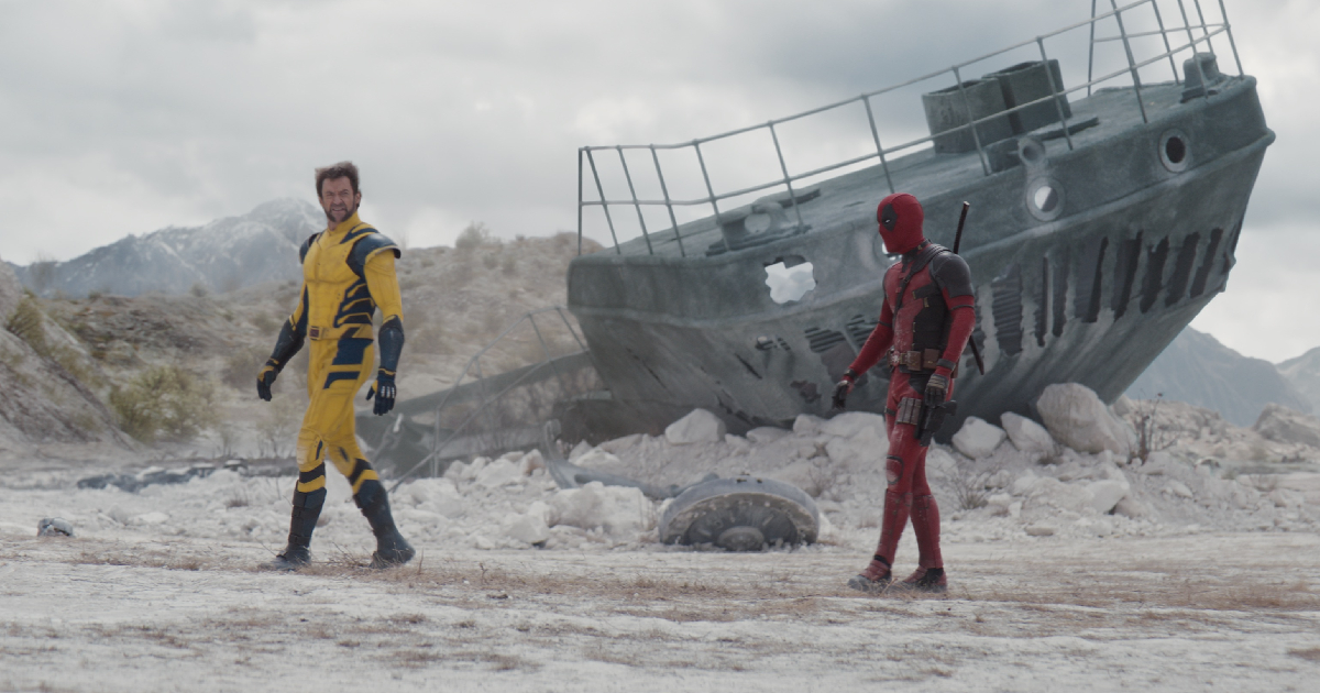 i due protagonisti di deadpool e wolverine camminano in un deserto - nerdface