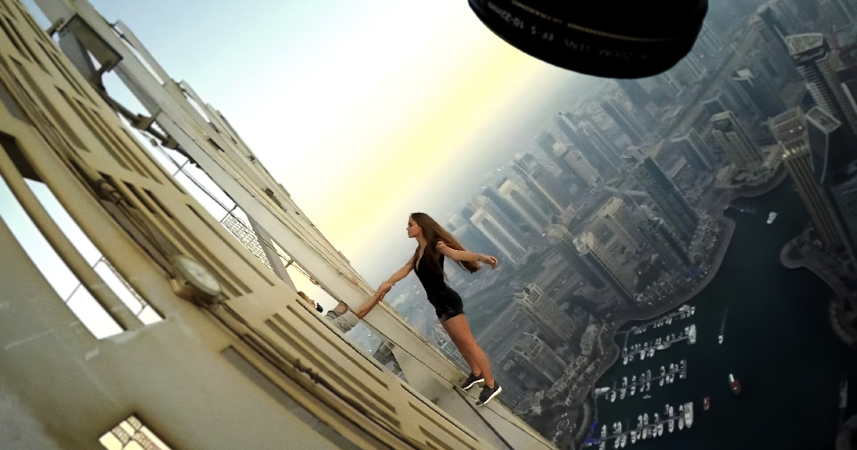 una ragazza si fa un selfie mentre scala un grattacielo in fantastic machine - nerdface