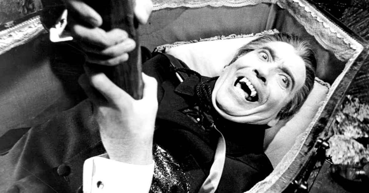 christopher lee è dracula e riceve un paletto in petto - nerdface