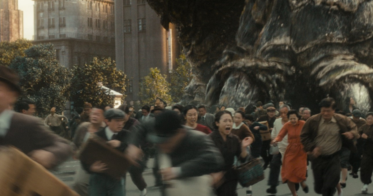 il piedone di godzilla semina il panico in minus one - nerdface