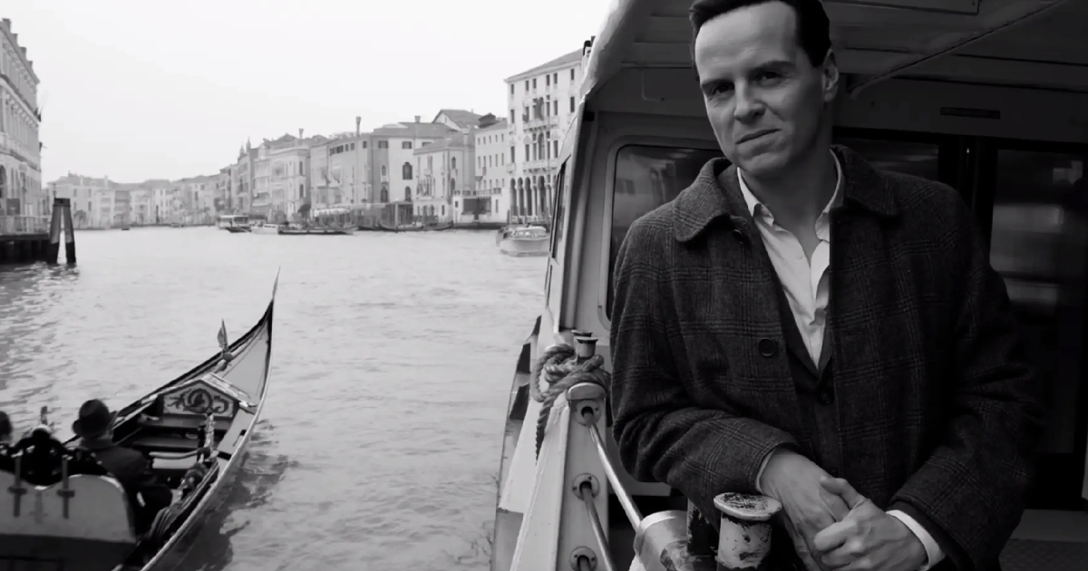 andrew scott è ripley e sorride mentre è in gondola a venezia - nerdface