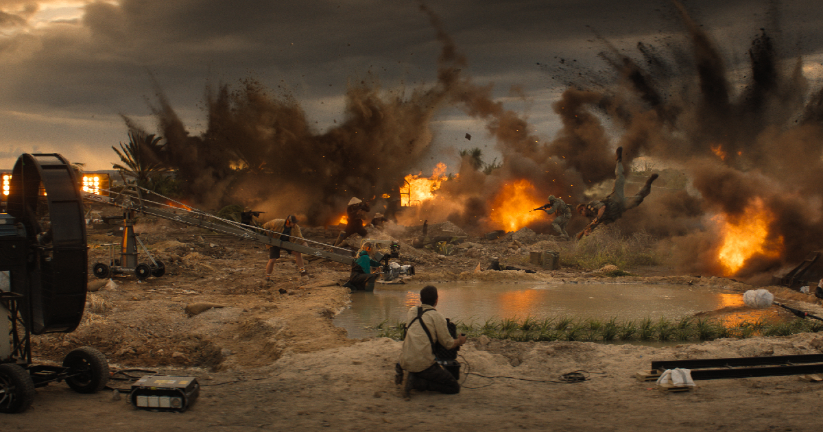 una scena action piena di esplosioni in the fall guy - nerdface