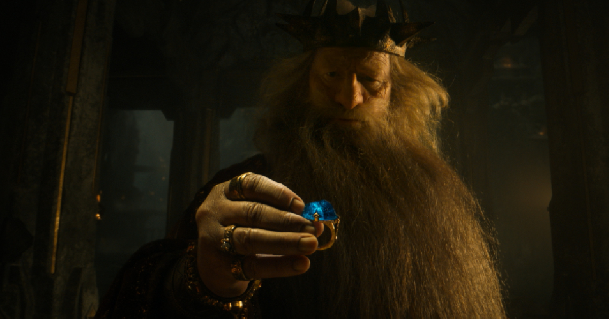 un re nanico osserva un anello nel teaser trailer de gli anelli del potere - nerdface