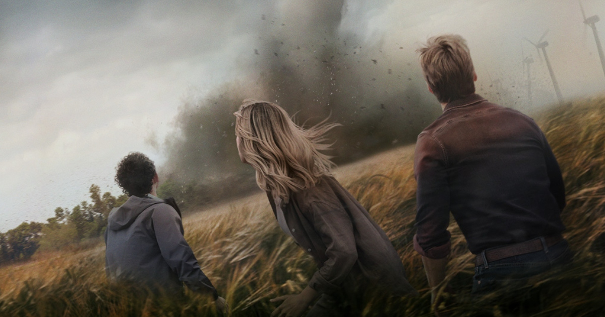 i protagonisti di twisters osservano un tornado - nerdface