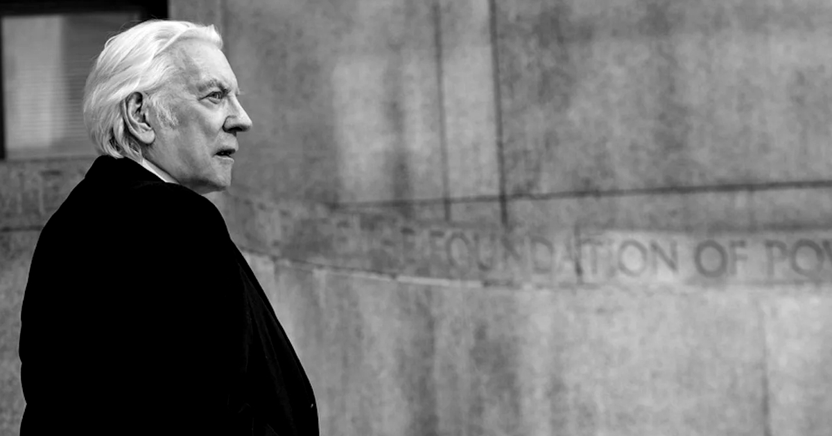 donald sutherland in una foto in bianco e nero - nerdface