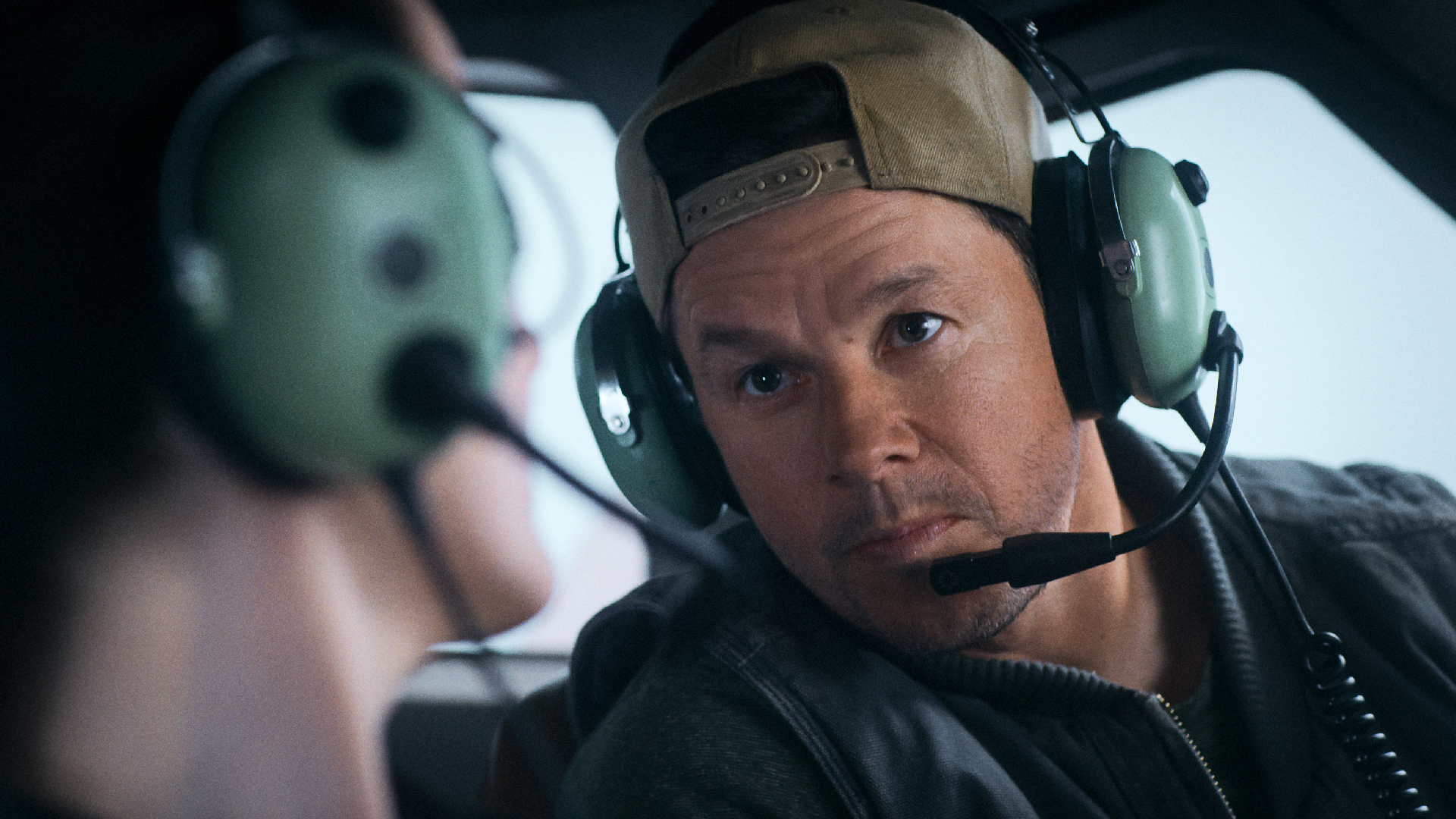 mark wahlberg pilota l'aereo di flight risk - nerdface