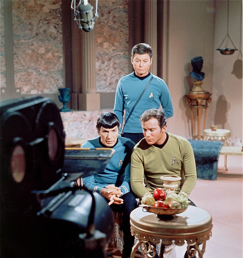 spock, kirk e bones sul set di star trek - nerdface