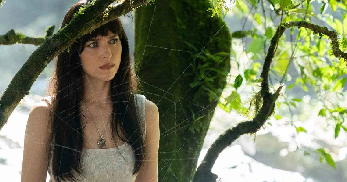 madame web osserva una ragnatela nel film proposto in blu-ray da eagle pictures - nerdface