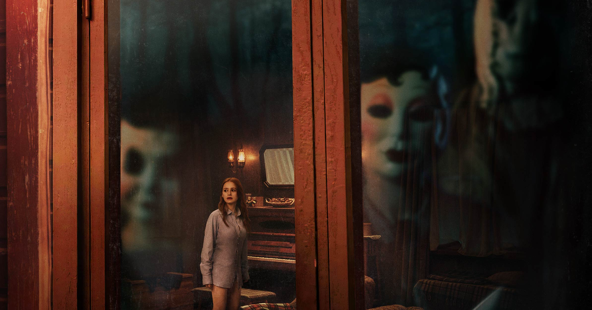 i tre killer di the strangers capitolo 1 osservano una ragazza dalla finestra - nerdface