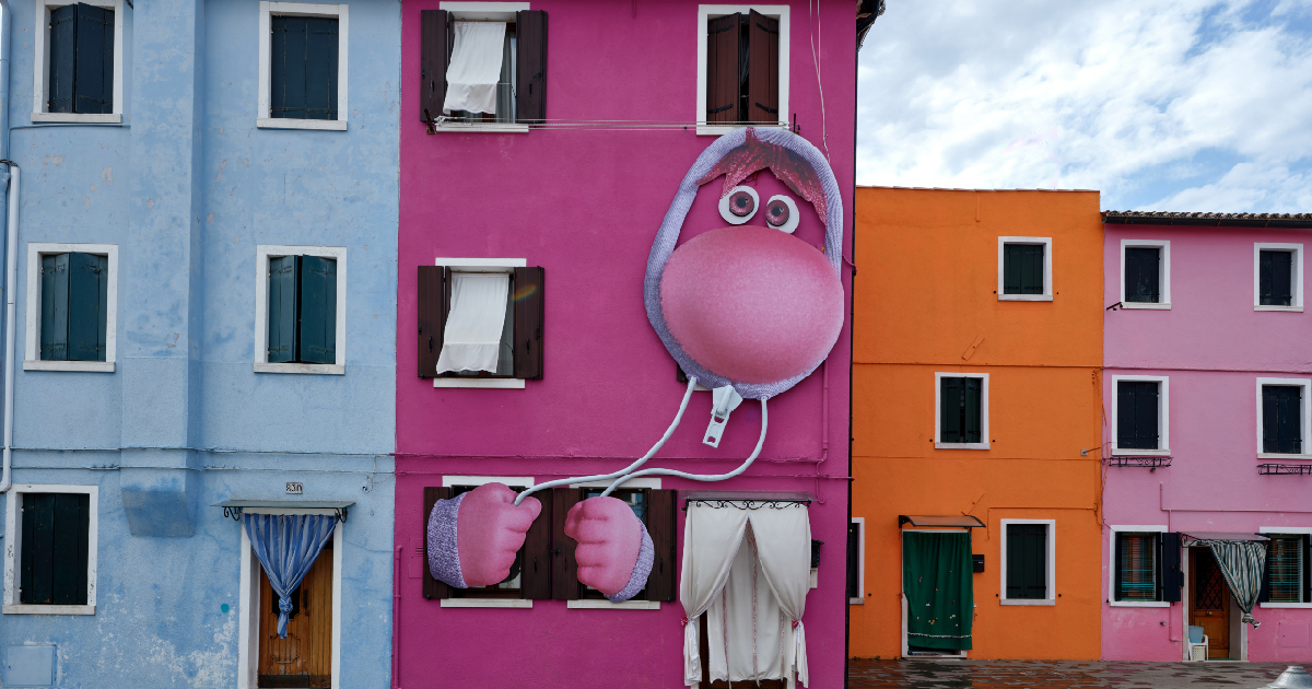 imbarazzo in una delle installazioni a burano per inside out 2 - nerdface