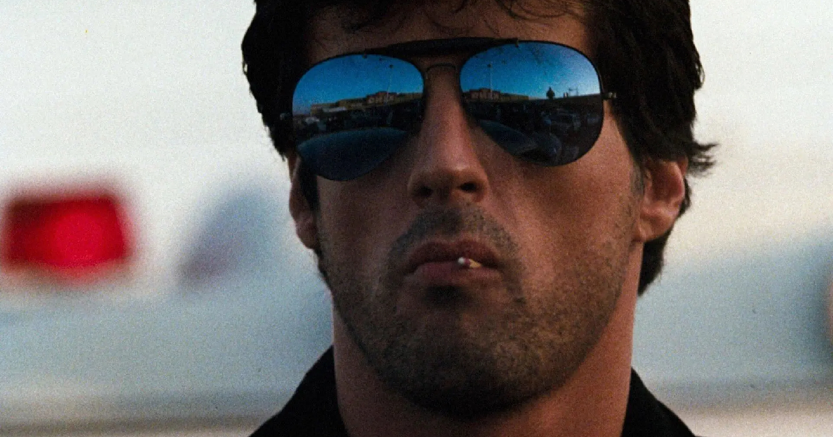 sylvester stallone con gli occhiali da sole e cobra - nerdface