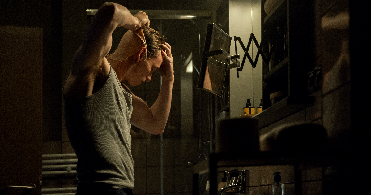 eddie redmayne si rade la testa nel teaser de il giorno dello sciacallo - nerdface