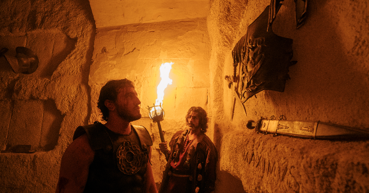 il nuovo combattente osserva la daga nel trailer de il gladiatore 2 - nerdface