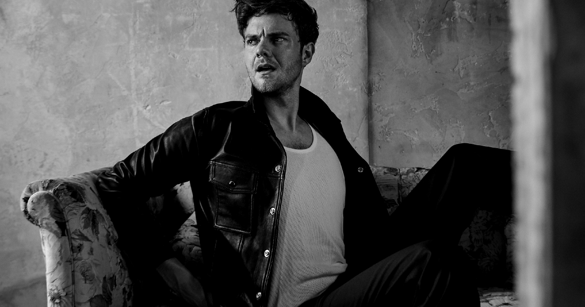 jack quaid fa il fico su un divano - nerdface