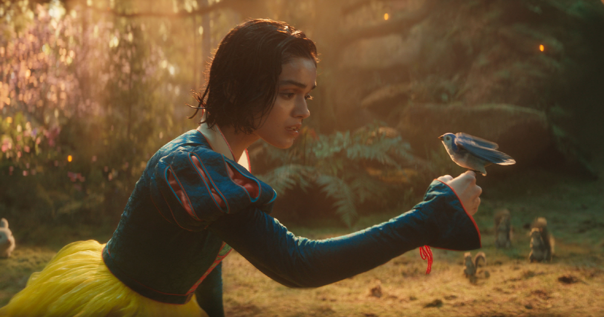 biancaneve parla con un uccellino nel trailer del live action - nerdface