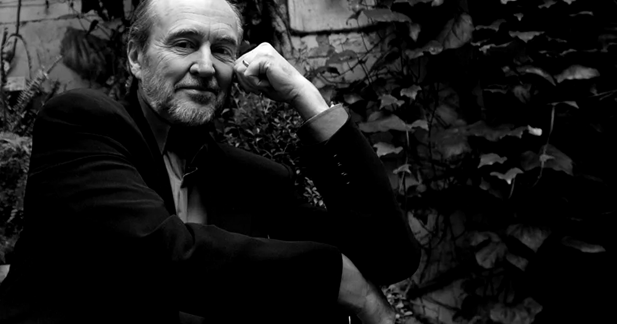 wes craven in posa in un giardino - nerdface