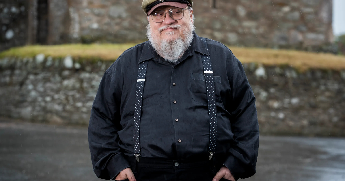 george r.r. martin con bretelle e mani in tasca - nerdface