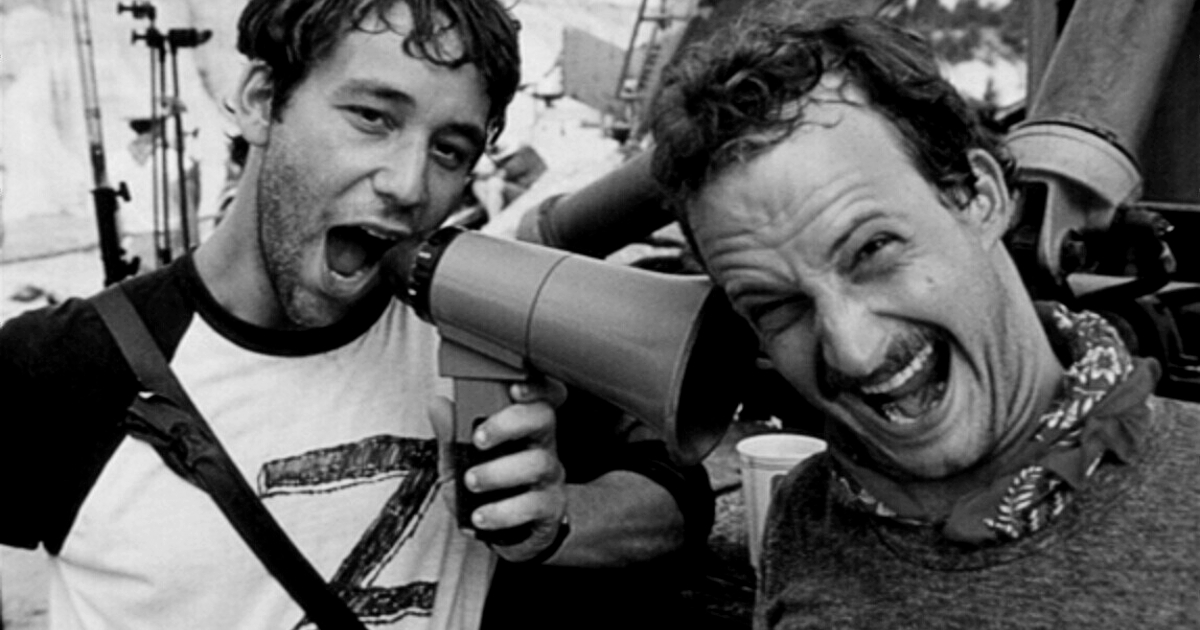 sam raimi indossa un maglietta con scritto zombie e urla al megafono - nerdface