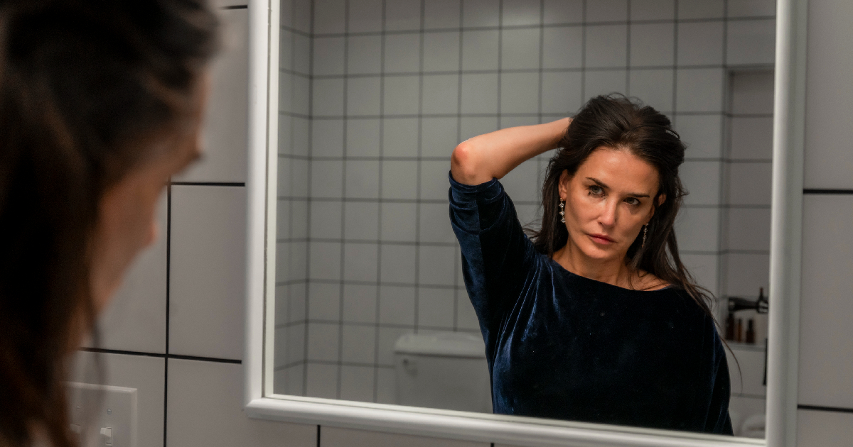 demi moore davanti allo specchio in the substance - nerdface