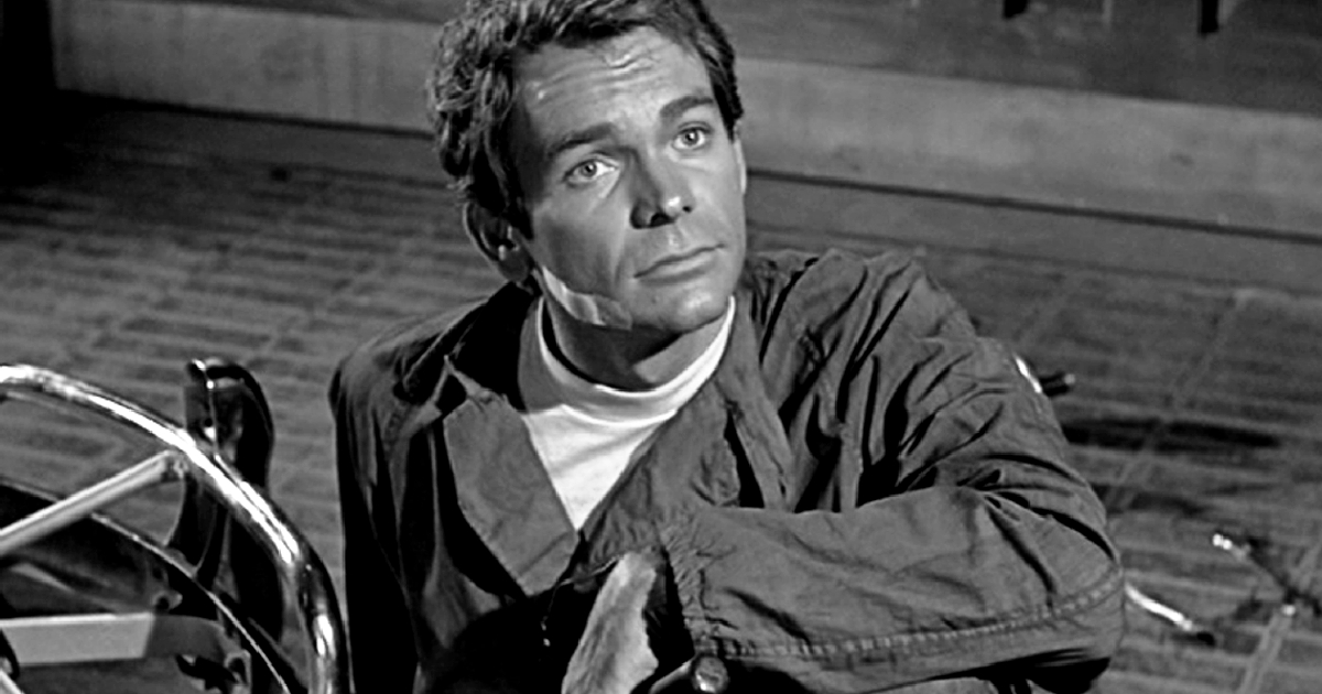 dean jones guarda in alto mentre è seduto su una spider - nerdface
