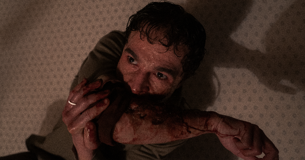 il padre si sta trasformando in lupo mannaro in wolf man - nerdface