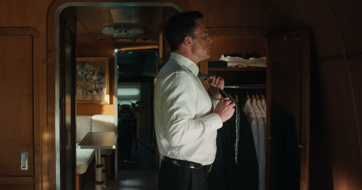 in the accountant 2 ben affleck si sistema la cravatta - nerdface