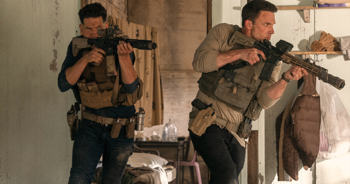ben affleck e jon bernthal imbracciano i fucili in the accountant 2 - nerdface