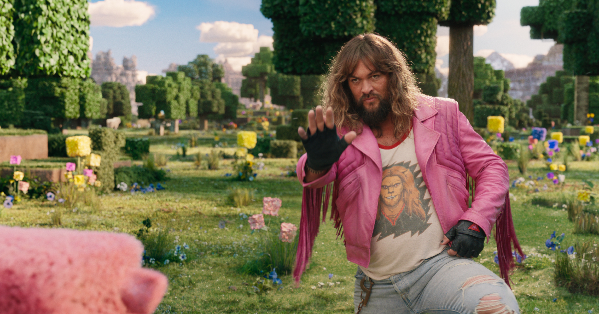 jason momoa ferma un maialino rosa in un film minecraft - nerdface