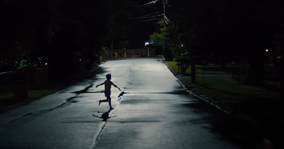 un bambino corre nella notte nel teaser trailer di weapons - nerdface