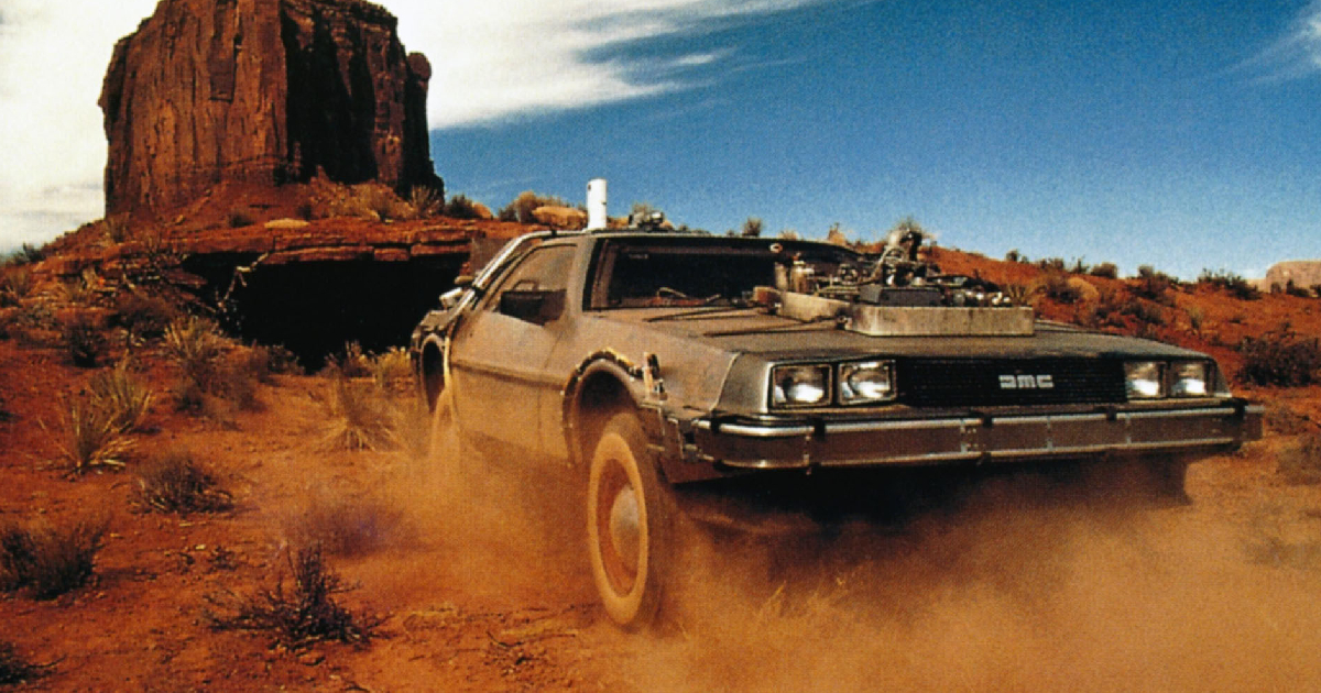 la delorean sfreccia nel rosso deserto del west in ritorno al futuro 3 - nerdface