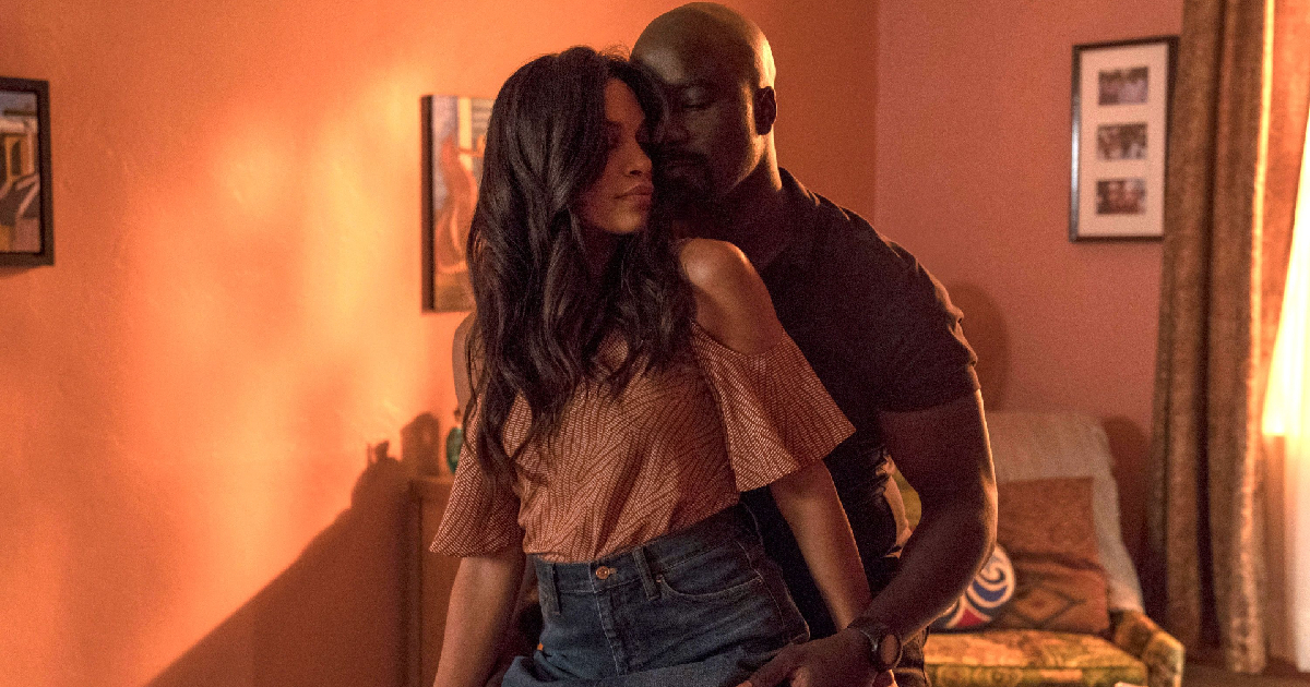 rosario dawson flirta con luke cage - nerdface