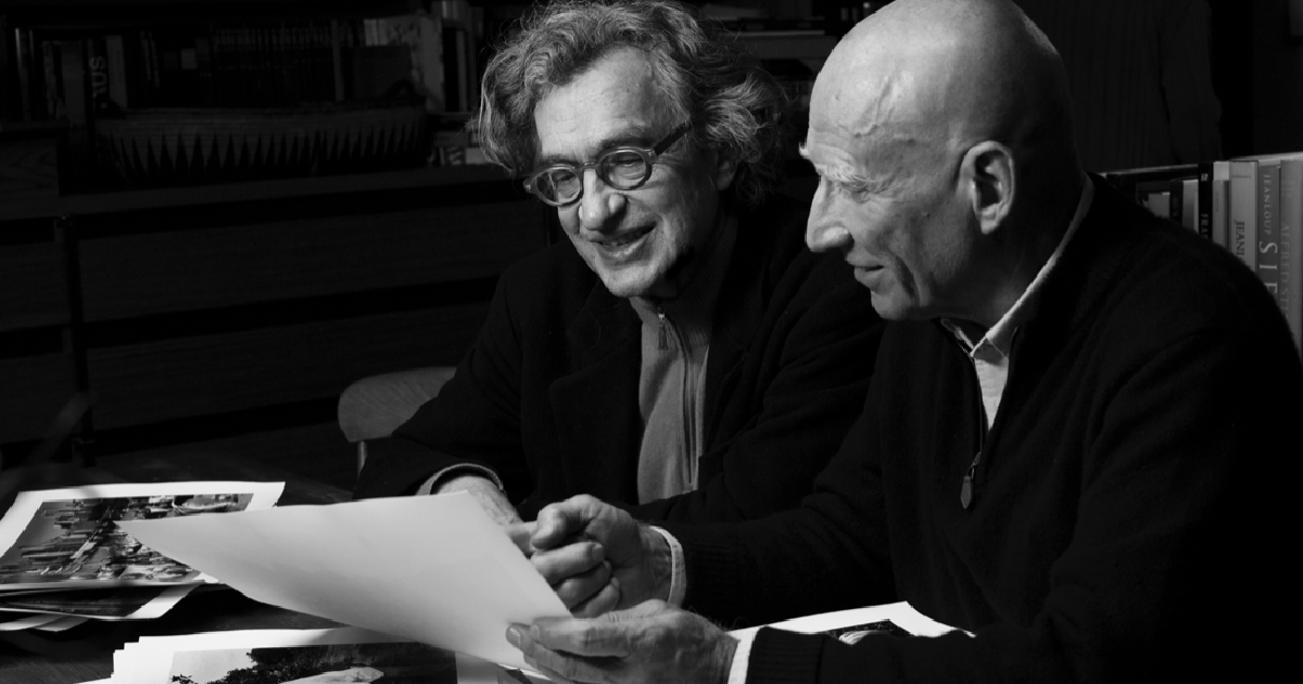 wim wenders e salgado leggono la sceneggiatura de il sale della terra - nerdface