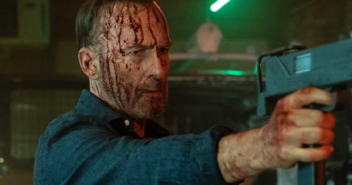 bob odenkirk punta una mitraglietta nel trailer di io sono nessuno 2 - nerdface