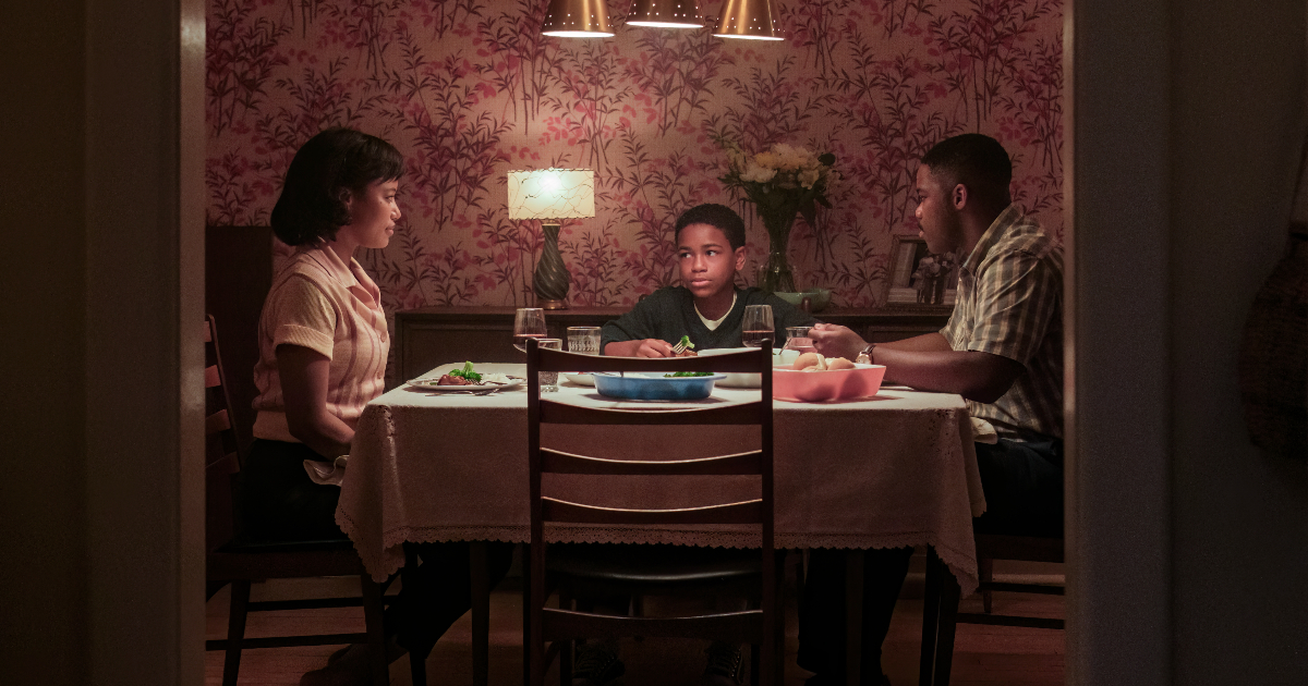 una famiglia a cena nel trailer di it welcome to derry - nerdface