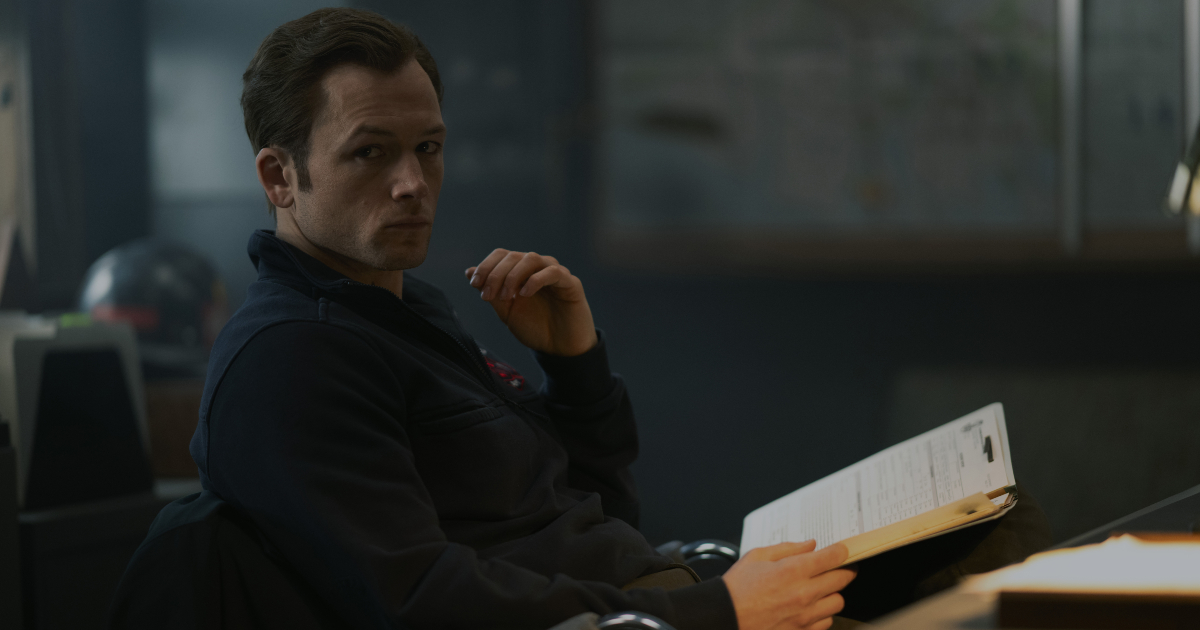 taron egerton nel trailer di smoke tracce di fuoco legge un libro - nerdface