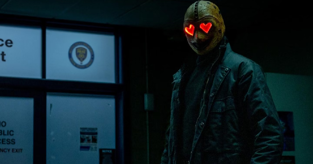 il killer di heart eyes tiene un coltellaccio in mano nel trailer del film - nerdface
