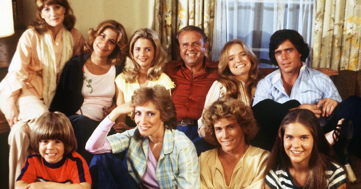 una foto tutti insieme de la famiglia bradford - nerdface