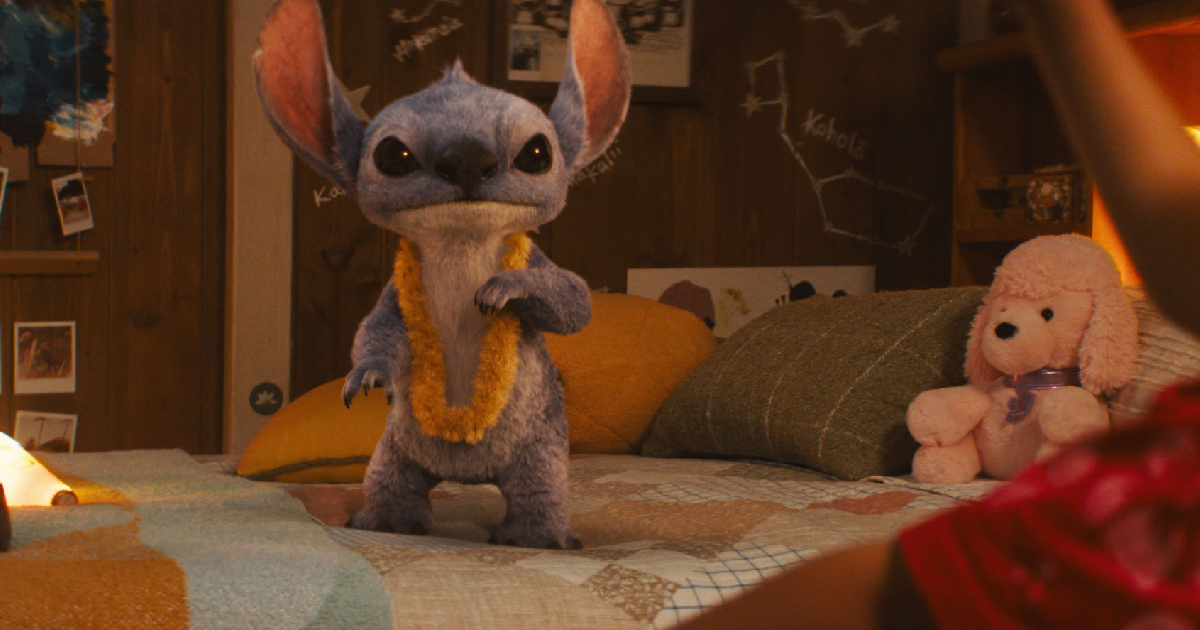 l'esperimento 626 è in piedi sul letto in lilo & stitch - nerdface