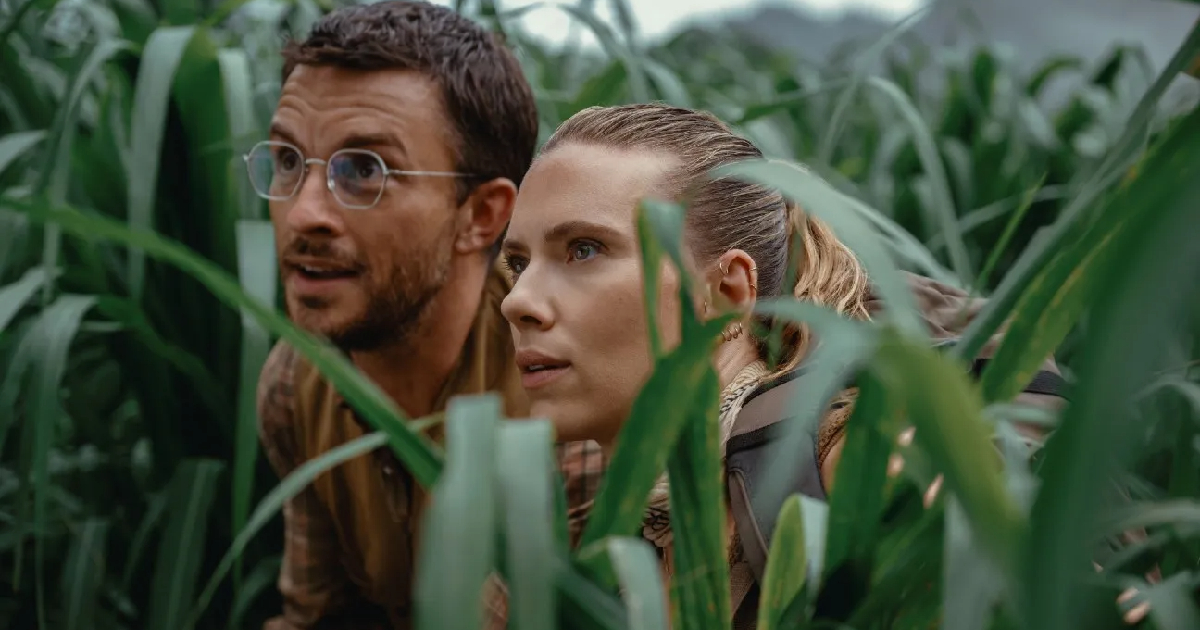 scarlett johansson osserva qualcosa nascosta nell'erba alta nel trailer di jurassic world la rinascita - nerdface