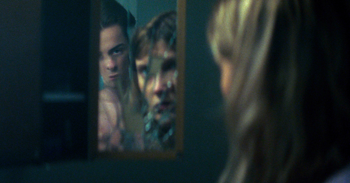 la protagonista di the dark nightmare osserva il demone riflesso su uno specchio rotto - nerdface