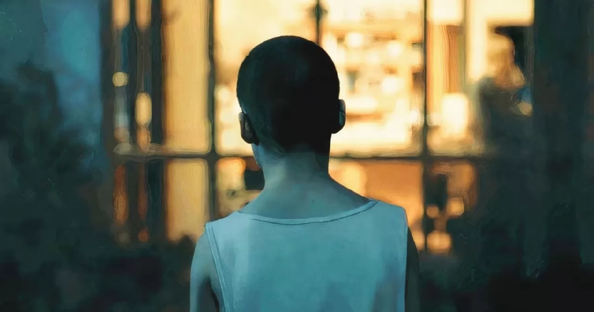 un bambino osserva una casa nel trailer di torna da me bring her back - nerdface