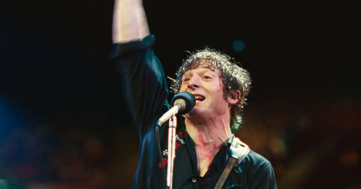 jeremy allen white che canta davanti a un microfono