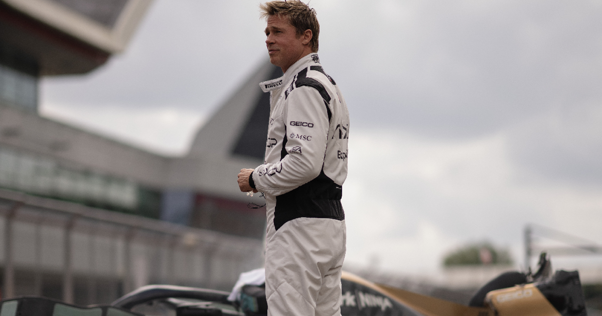 brad pitt accanto alla sua monoposto in f1 il film - nerdface
