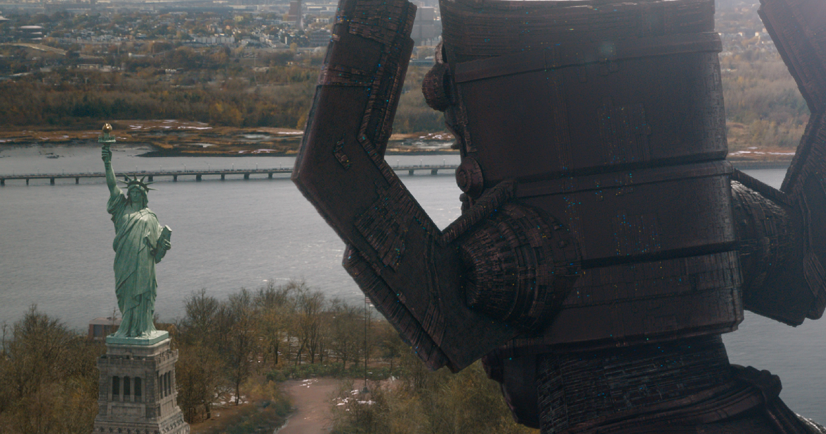 galactus osserva la statua della libertà in fantastici 4 - nerdface