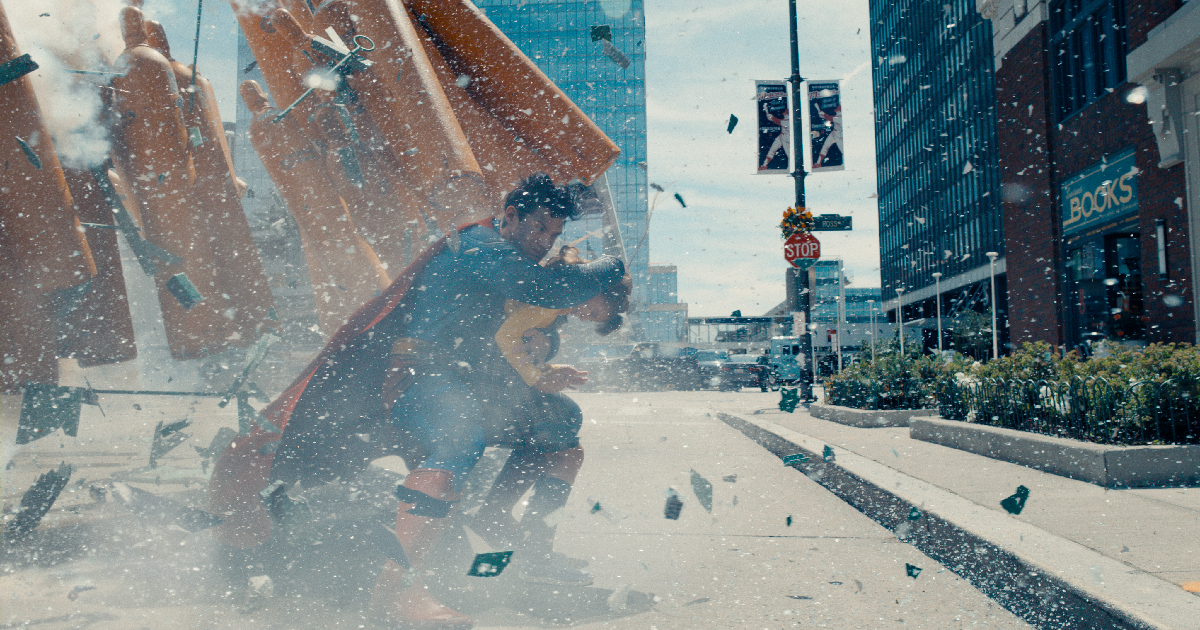 superman protegge una bambina nel film di james gunn - nerdface