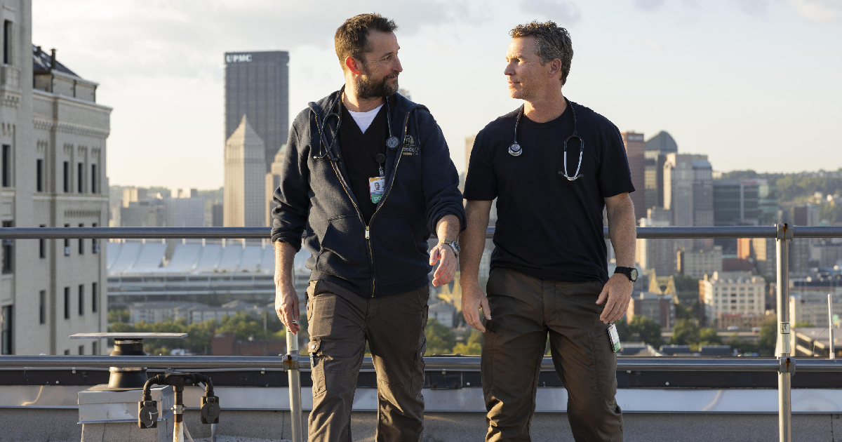 noah wyle osserva un collega nel trailer di the pitt - nerdface