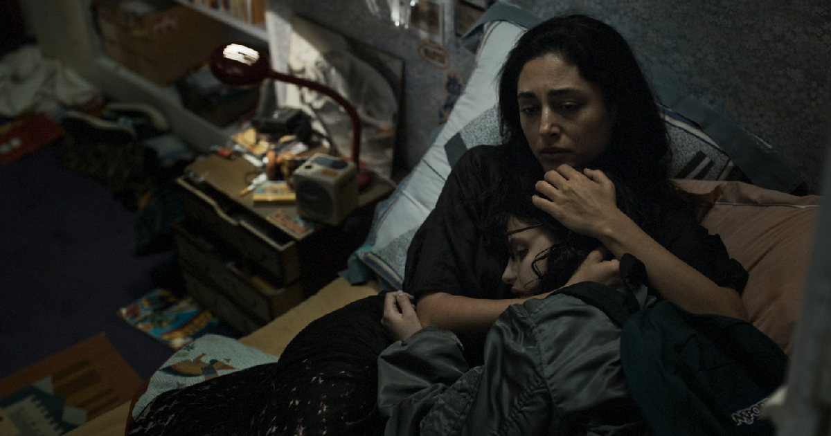 madre e figlia si abbracciano nel trailer di alpha - nerdface