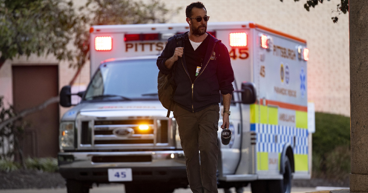noah wyle in the pitt cammina davanti a un'ambulanza - nerdface