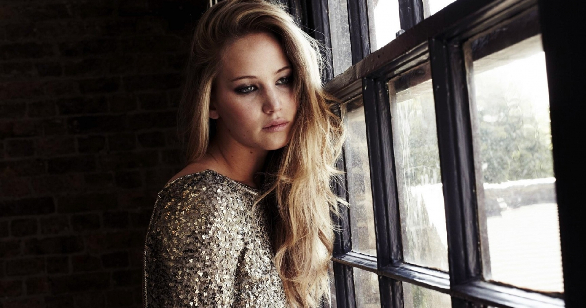 jennifer lawrence è triste accanto a una finestra - nerdface
