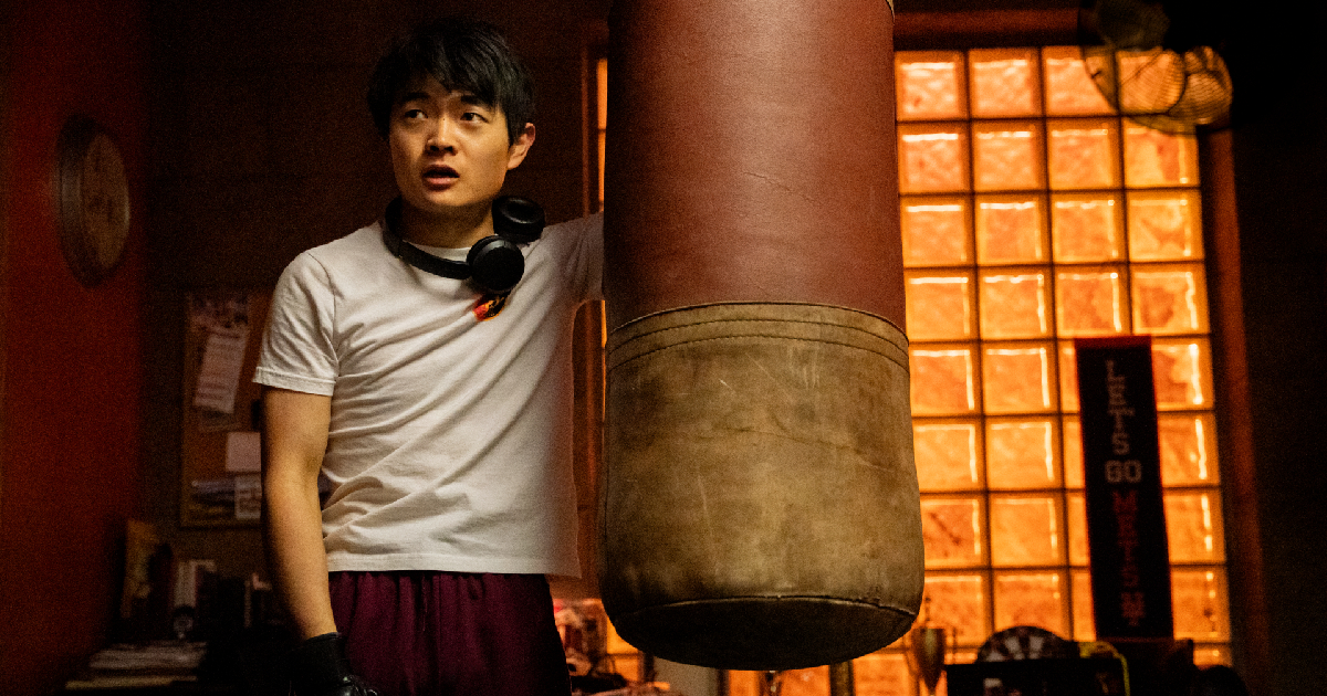 il protagonista di karate kid legends è in piedi accanto a un sacco da boxe - nerdface